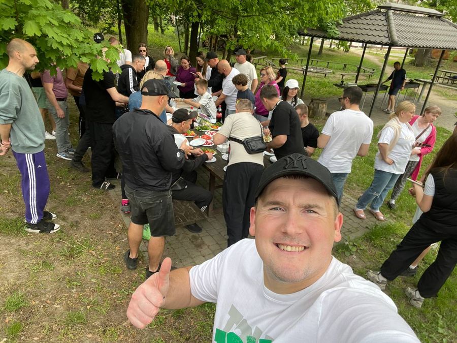 Спільний обід на природі під деревами