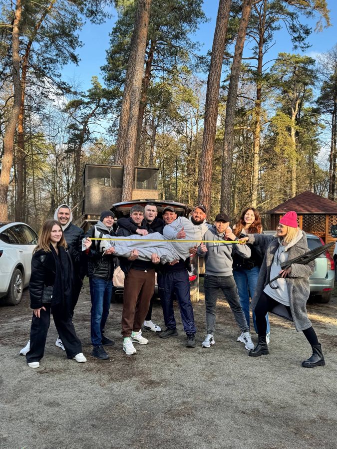 Учасники кемпу жартують на природі