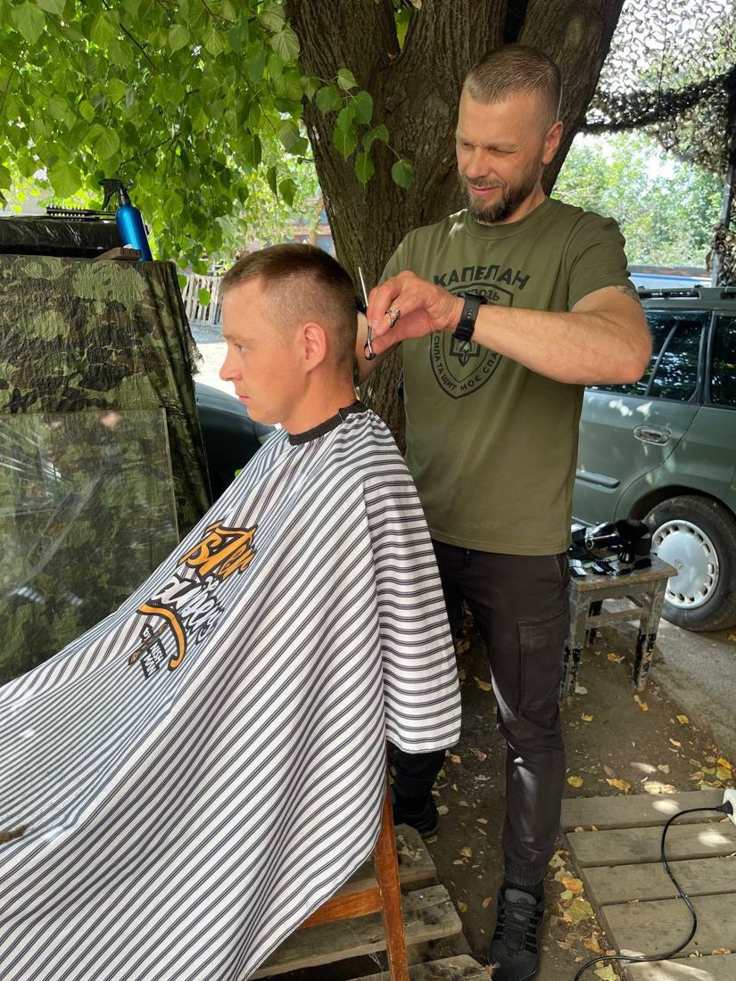 Капелан стриже військового